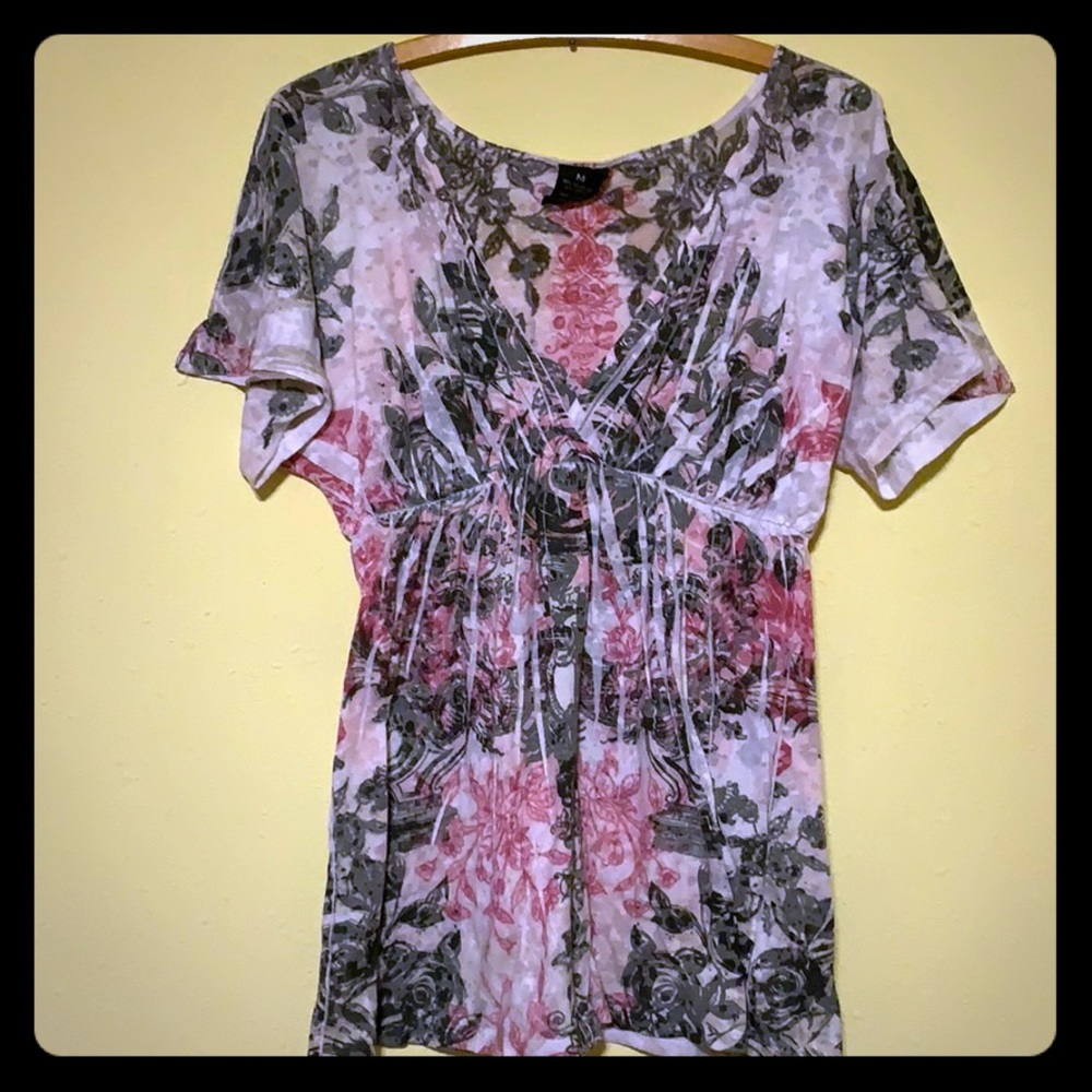 Floral print short sleeve.